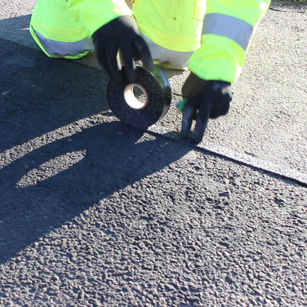 Magma Thermaband R171 being rolled on on asphalt